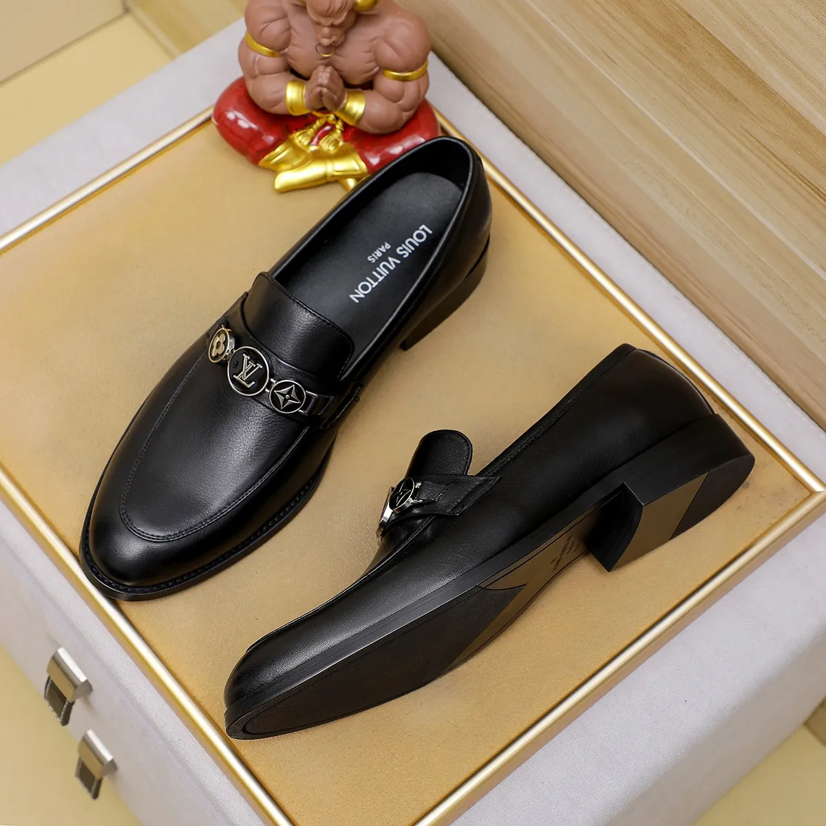 Men's Men's Shoes 💰420 💰[Louis Vuitton] LV high-end business formal leather shoes! ! Luxurious and elegant style, equal emphasis on practicality and style, professional focus on details and quality, counter original 1⃣️: 1⃣️ super accurate reproduction👍🏻! Material: The upper is made of imported original soft 🐂cowhide ➕imported first-layer sheepskin lining. Original anti-slip and wear-resistant outsole! Code number: 39--45, (38.46 custom-made) Large quantities in stock!